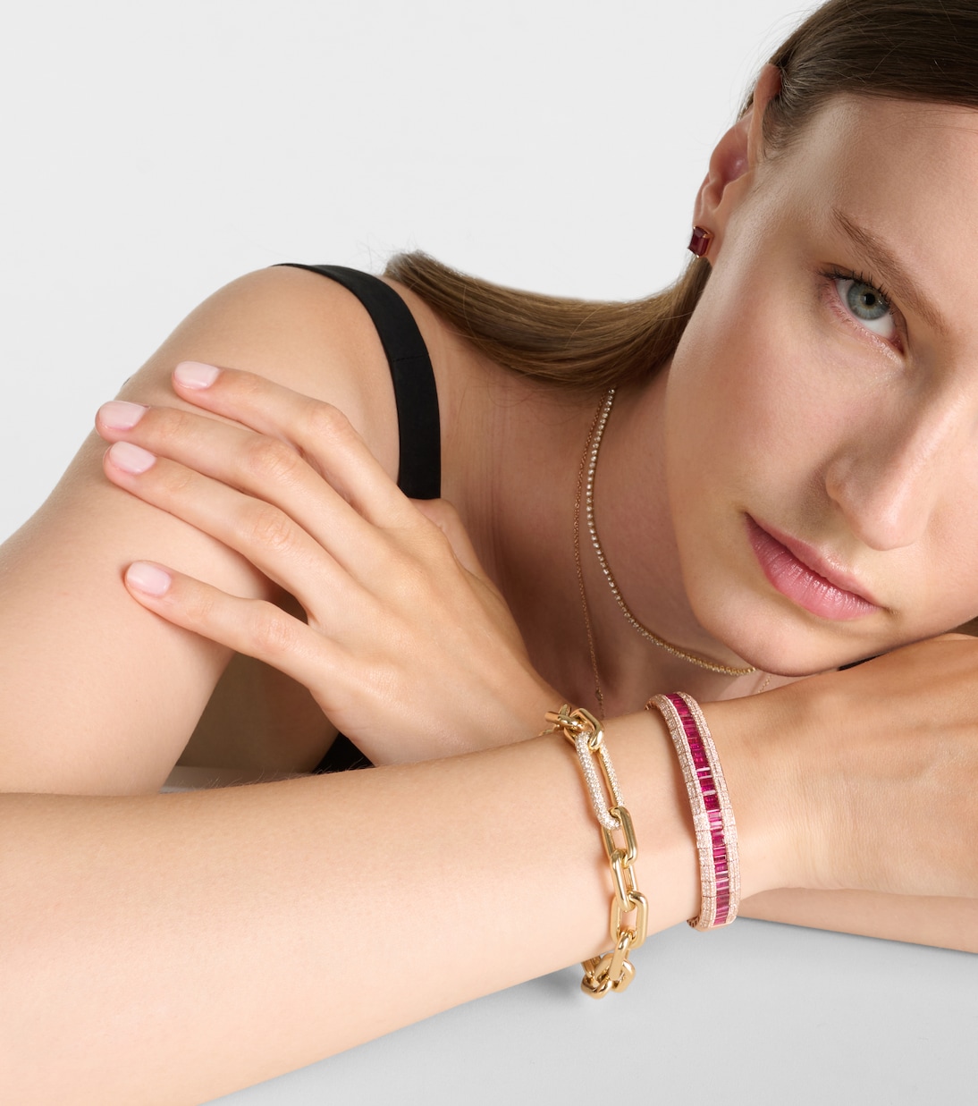 Bracciale in oro rosa 18kt con dettagli a scaglie, rubini e diamanti pavé, ideale per giovani trendy.