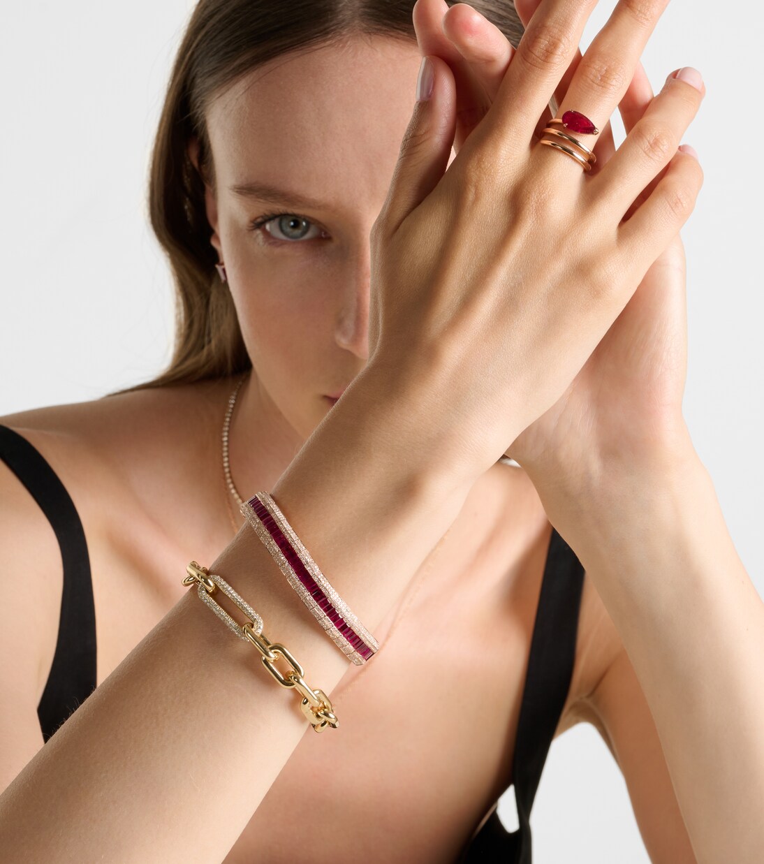 Bracciale in oro rosa 18kt con dettagli a scaglie, rubini e diamanti pavé, ideale per giovani trendy.