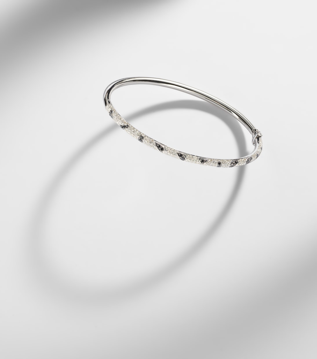 Jonc Zèbre 9kt white gold bracelet with diamonds  | Yvonne Léon