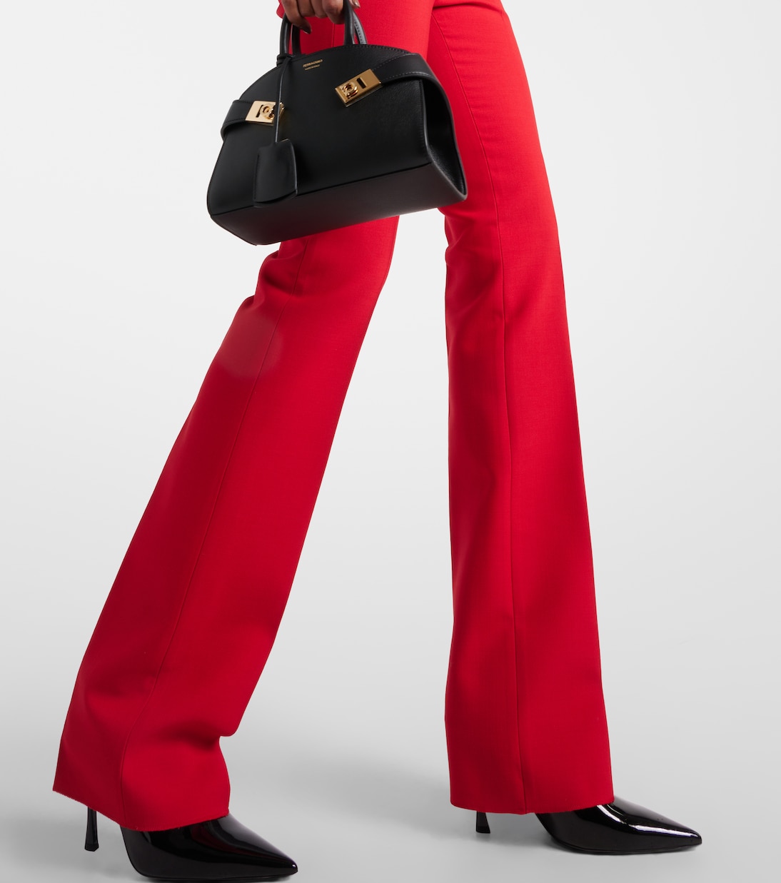 Pantaloni regular in lana vergine a vita alta | Ferragamo