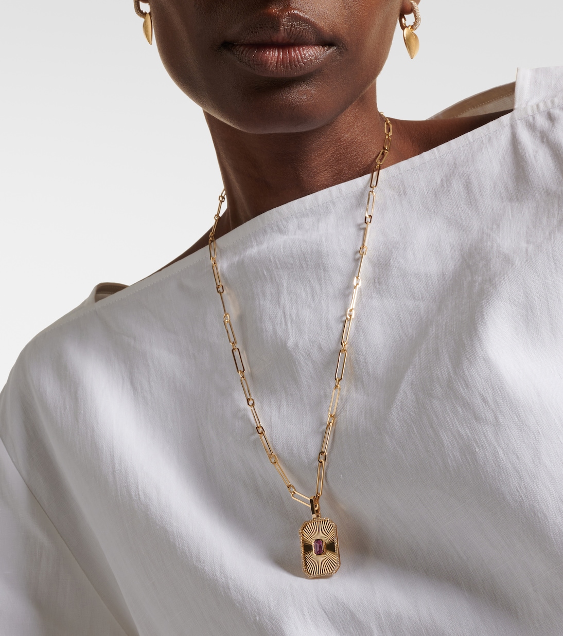 Collana giovanile in oro 18kt con pendente Deco luminoso, zaffiro e diamanti