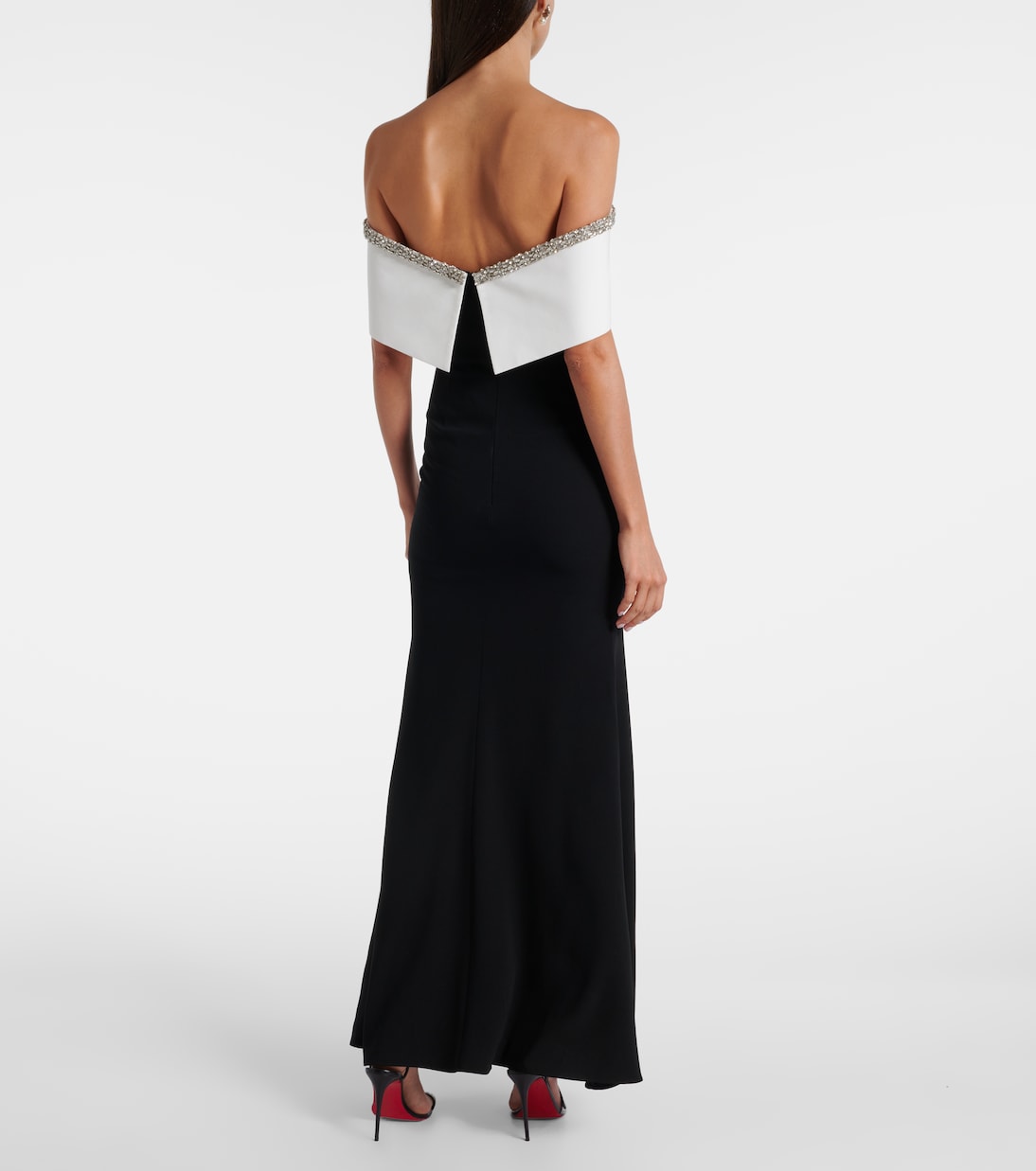 Abito lungo in crêpe di raso con scollo bardot | Roland Mouret