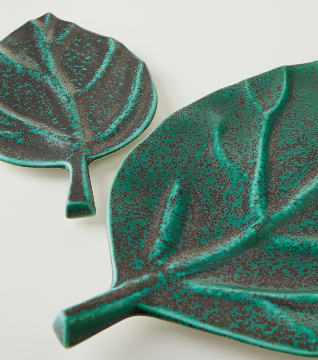 Plateau Cenote Leaf Medium en porcelaine | L'Objet