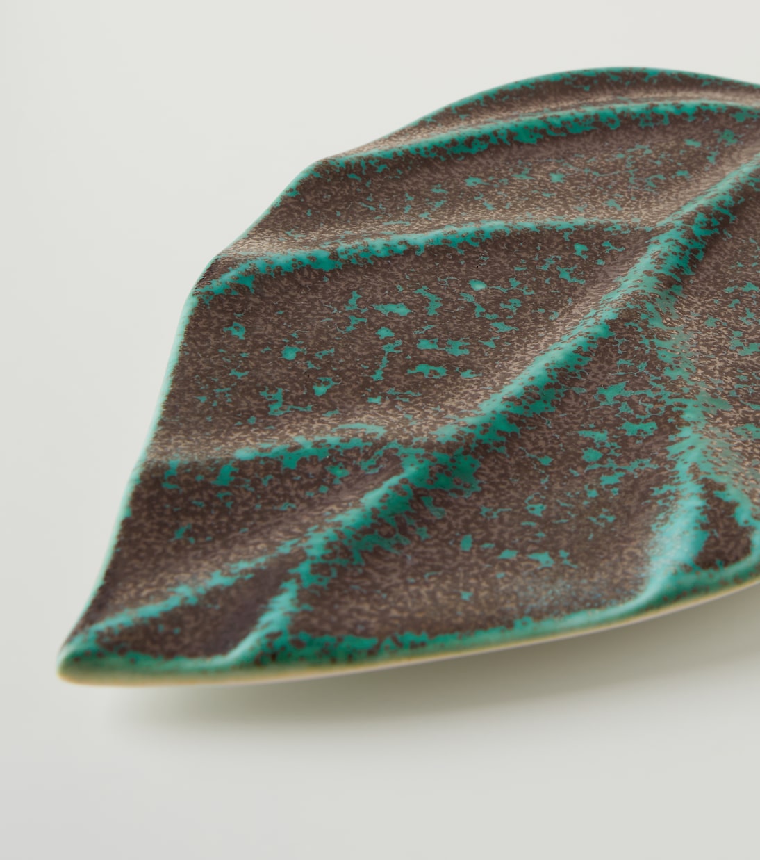 Plateau Cenote Leaf Medium en porcelaine | L'Objet