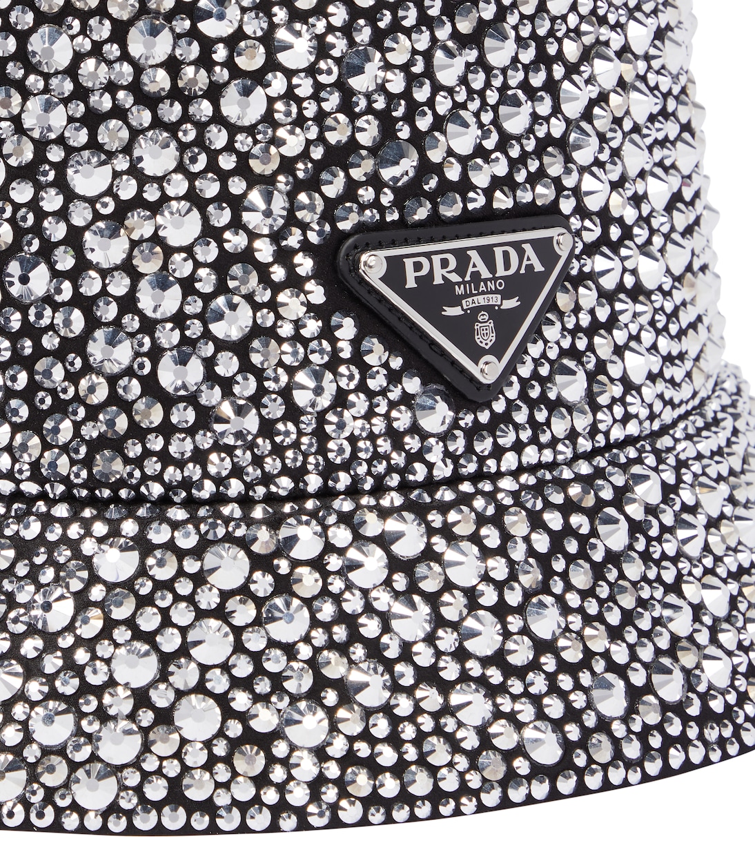 Cappello a secchiello PRADA con dettagli cristallini per uno stile giovane e raffinato