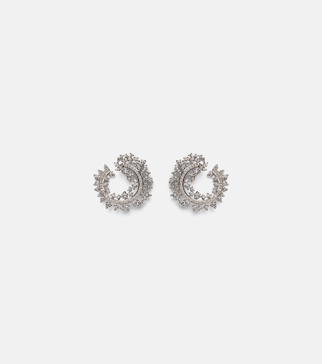 Orecchini a cerchio in oro bianco 18kt con dettagli diamantati per uno stile giovane e raffinato
