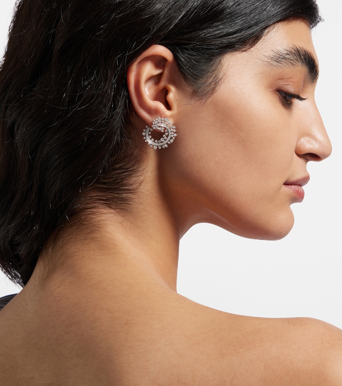 Orecchini a cerchio in oro bianco 18kt con dettagli diamantati per uno stile giovane e raffinato