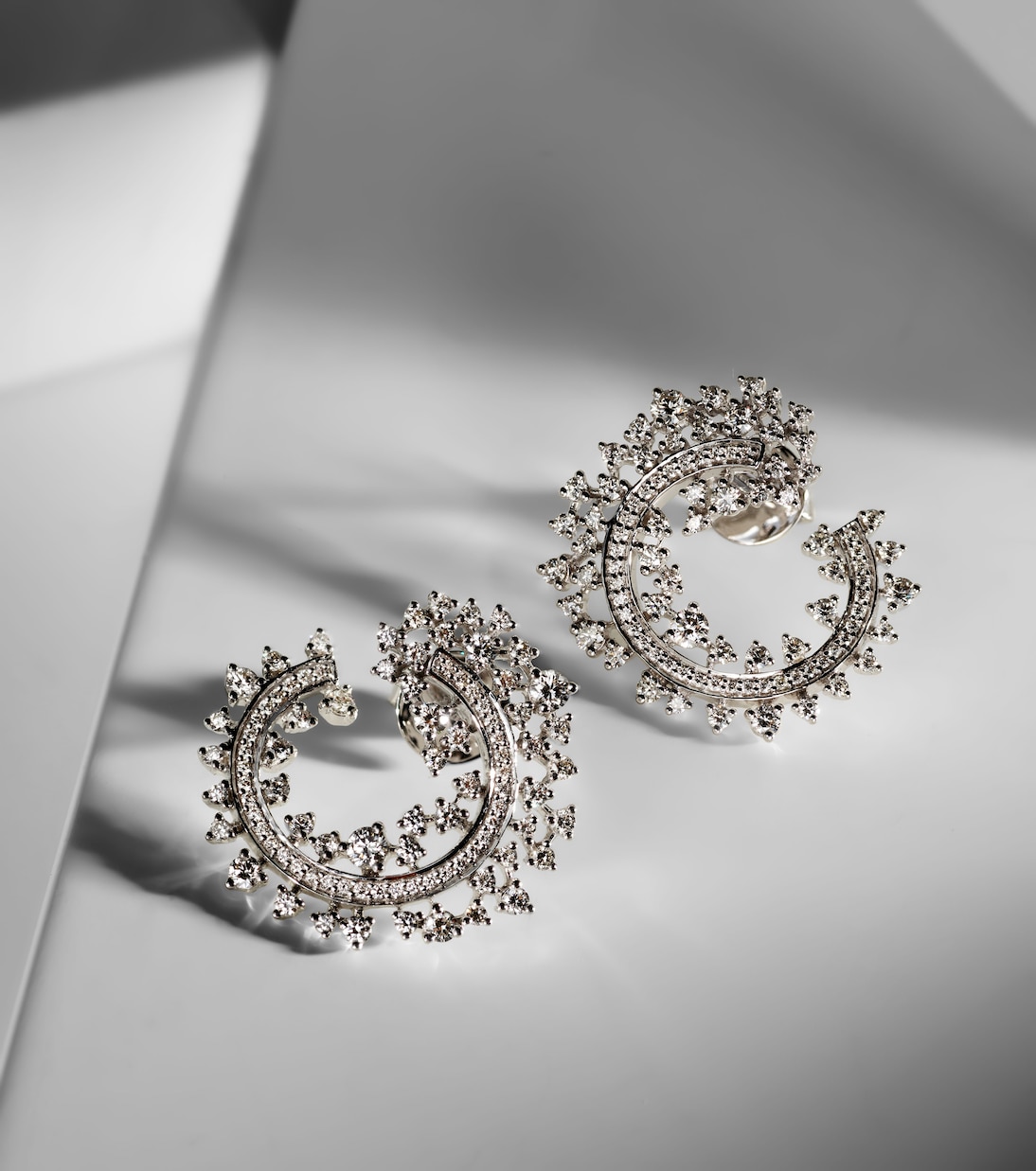 Orecchini a cerchio in oro bianco 18kt con dettagli diamantati per uno stile giovane e raffinato
