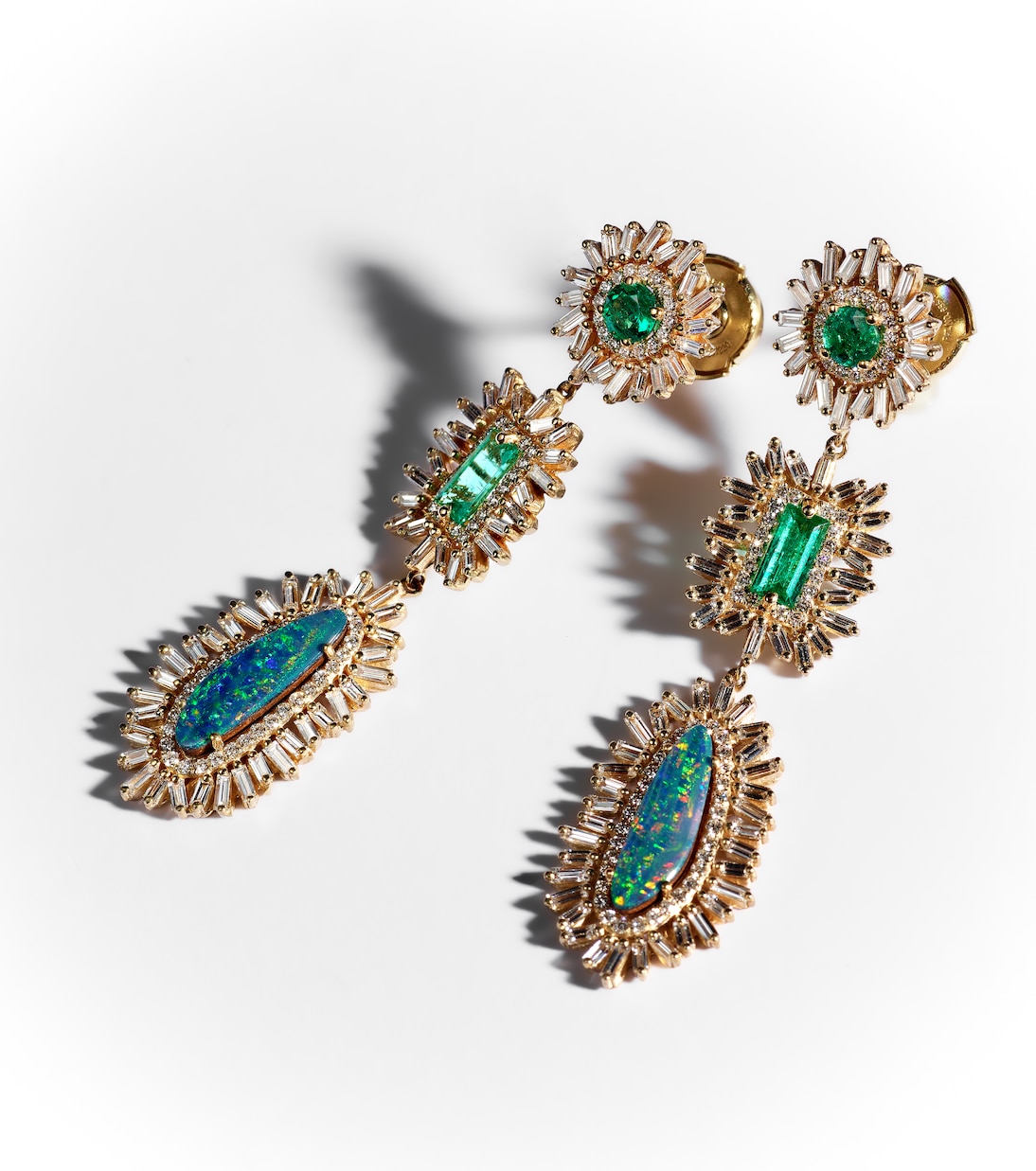 Boucles d'oreilles en or 18 ct, opales, émeraudes et diamants | Suzanne Kalan