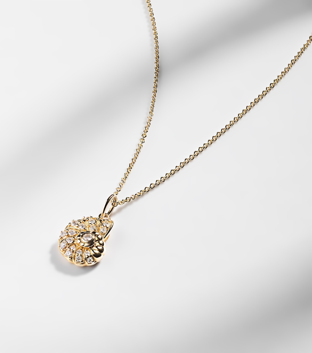 Collana giovanile con pendente a forma di conchiglia Nautilus in oro 14kt, impreziosita da diamanti scintillanti.