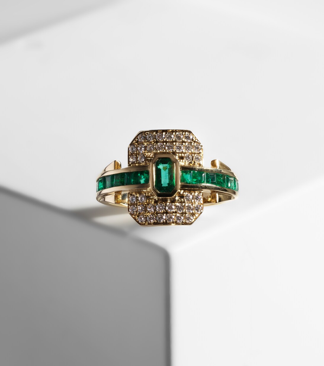 Bague Shield en or 18 ct, diamants et émeraudes | Rainbow K