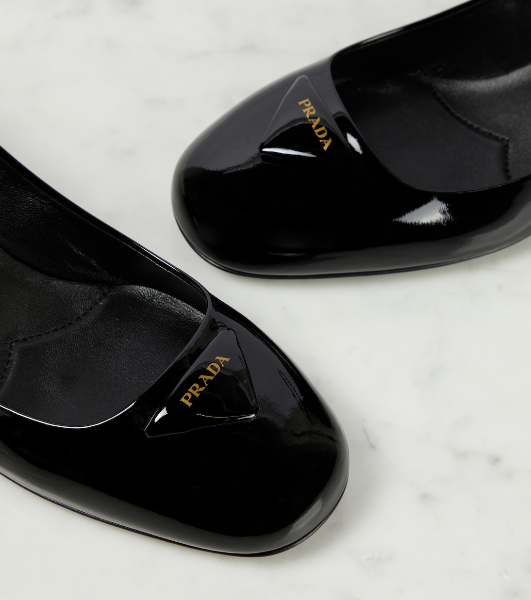 Salones de charol con logo | Prada