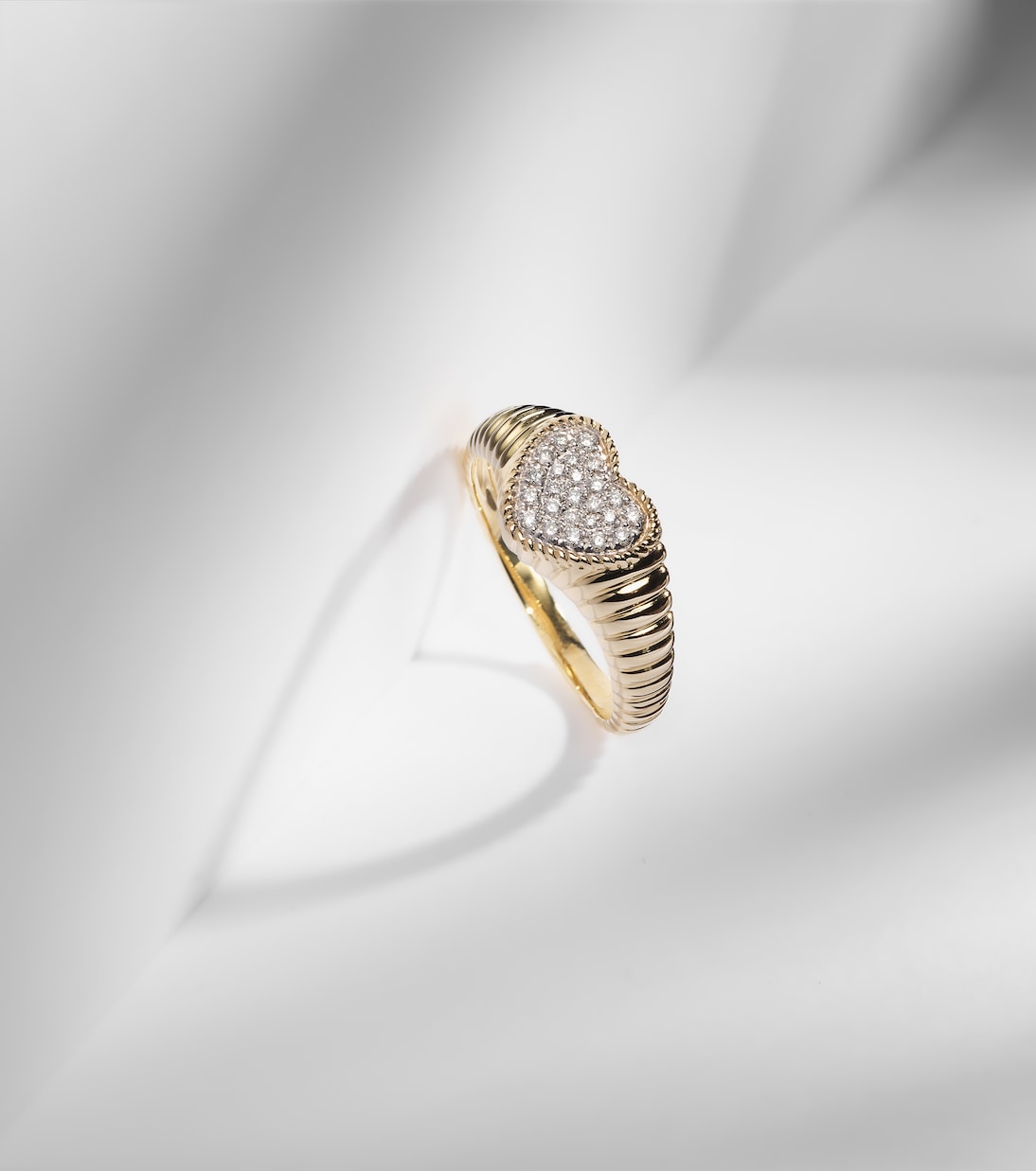 Baby 9kt gold pinky ring with diamonds | Yvonne Léon