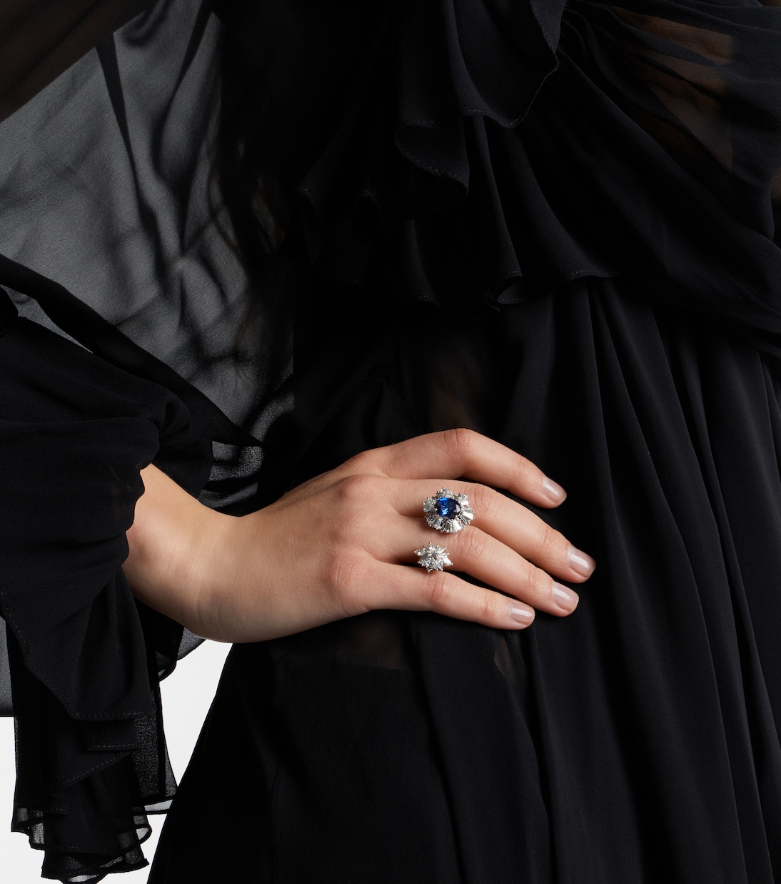 18kt white gold (750/1000) ring with diamonds and sapphires | Yeprem