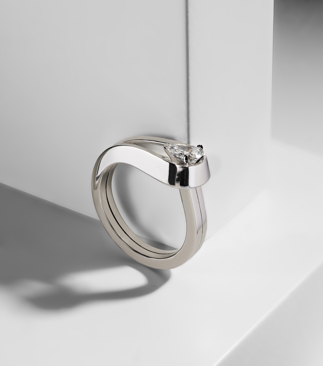 Anello Serti Inversé in oro bianco 18kt con diamante | Repossi