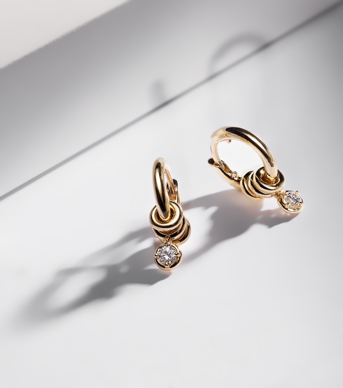 Orecchini a cerchio Zahra Micro in oro 18kt con diamanti | Spinelli Kilcollin