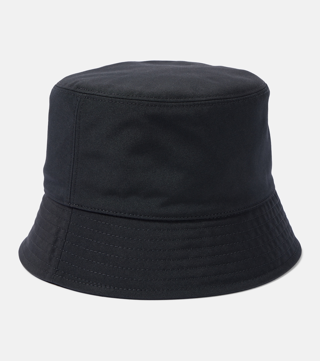 Cappello a secchiello firmato MONCLER, stile giovane e trendy