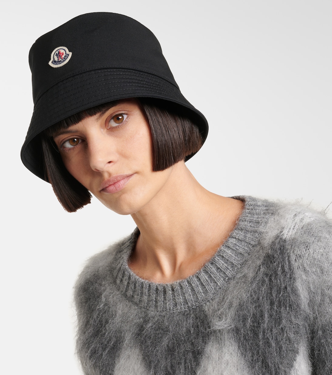 Cappello a secchiello firmato MONCLER, stile giovane e trendy