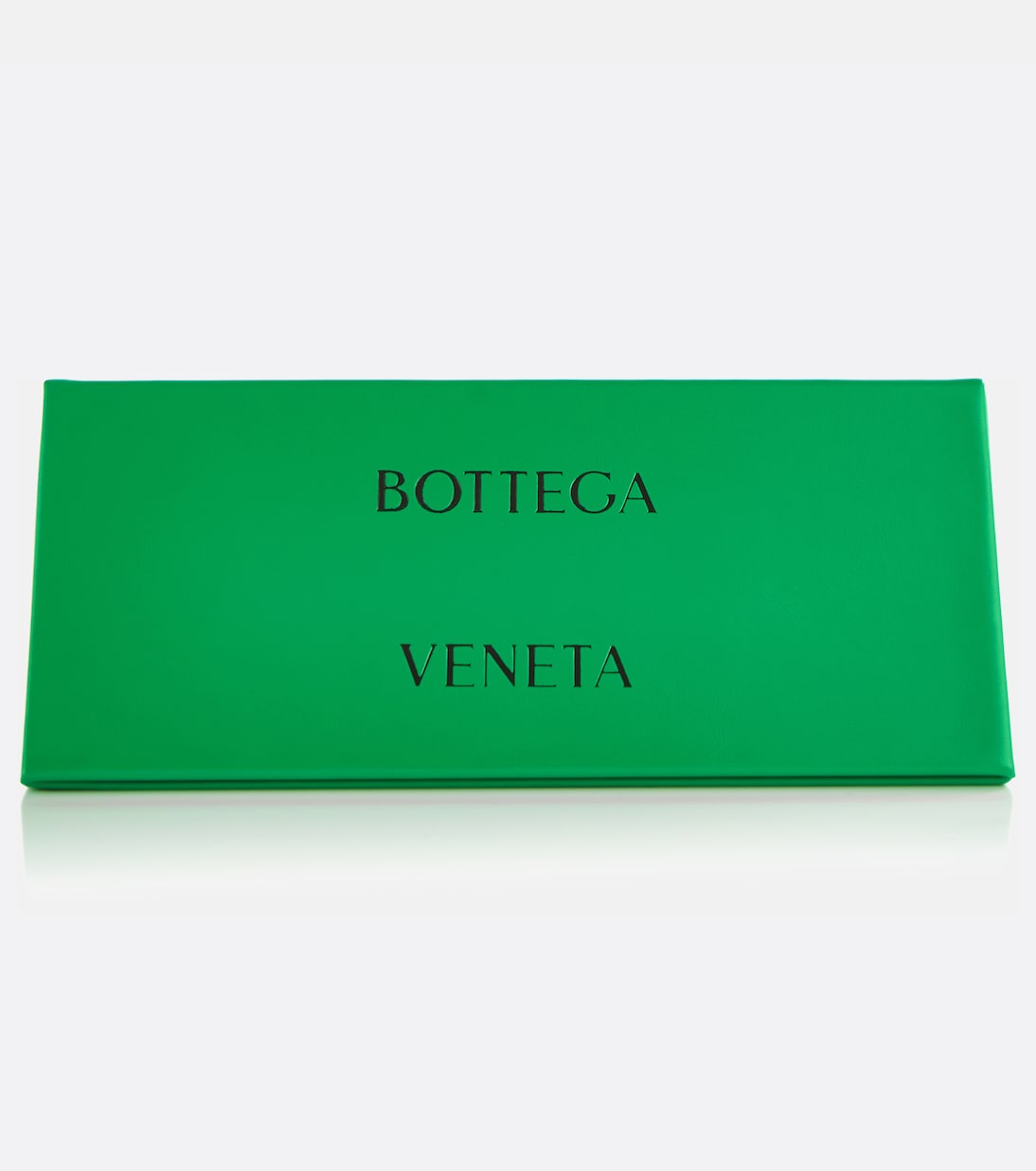 Occhiali da sole Bottega Veneta a forma di gatto, stile giovane e trendy
