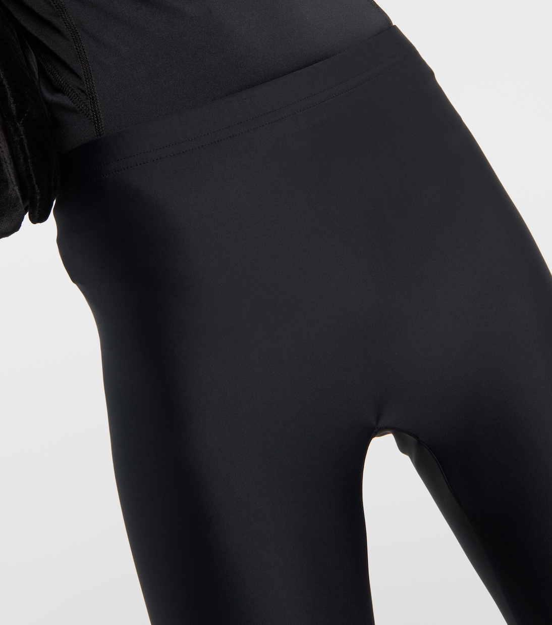 Pantalones Balenciaga Hourglass: Estilo Joven y Moderno