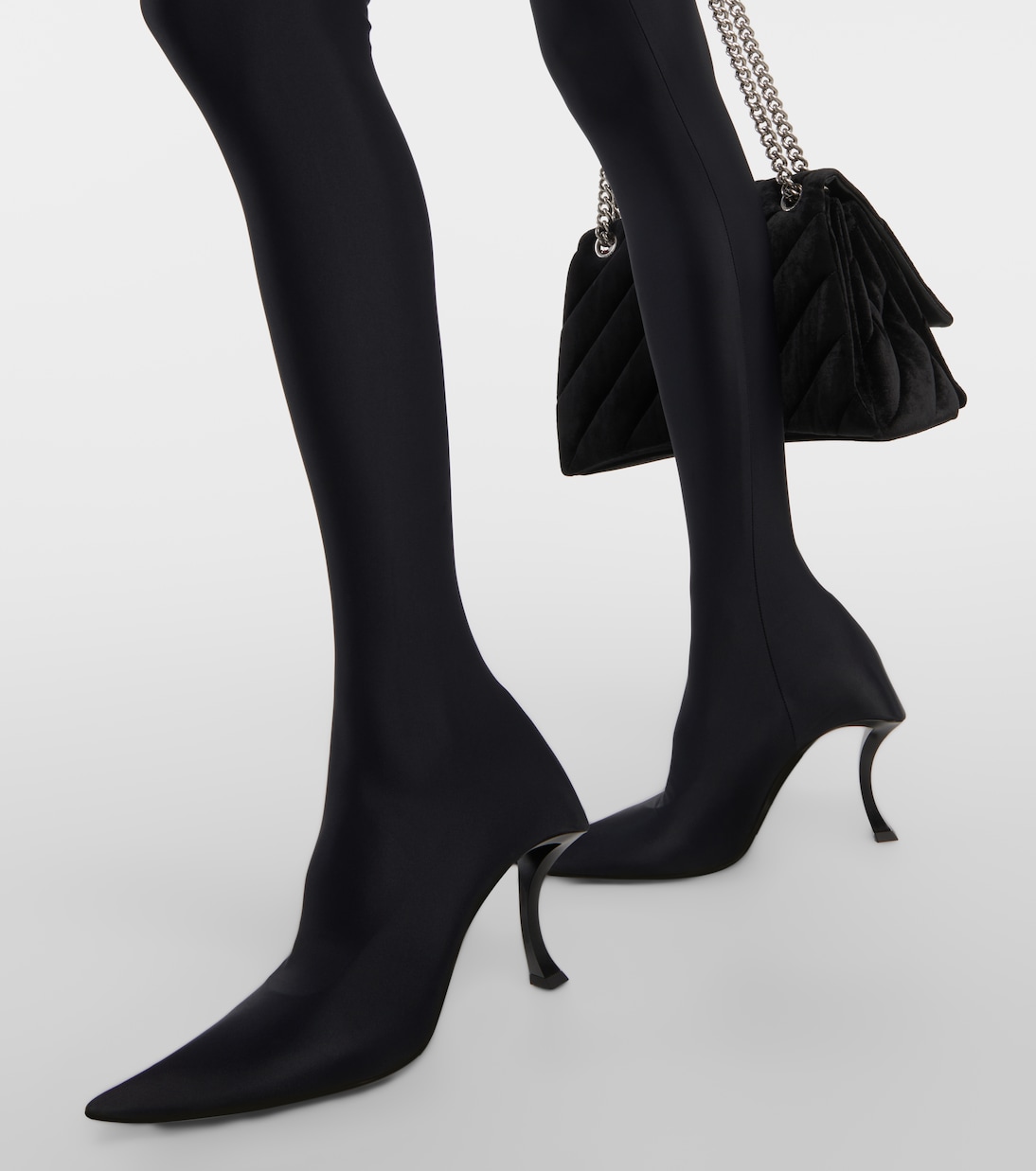 Pantalones Balenciaga Hourglass: Estilo Joven y Moderno