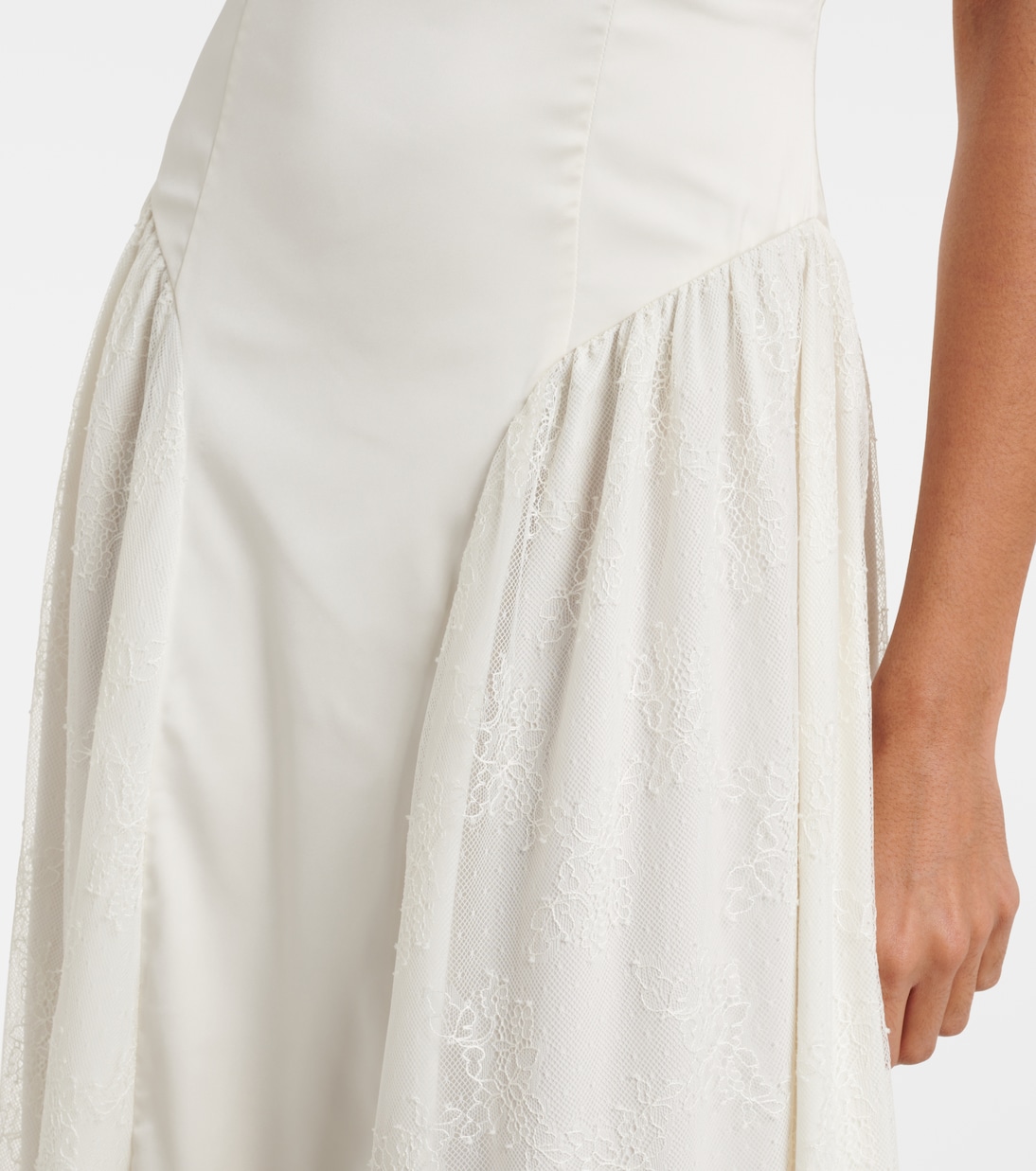 Robe de mariée en satin et dentelle | Rotate