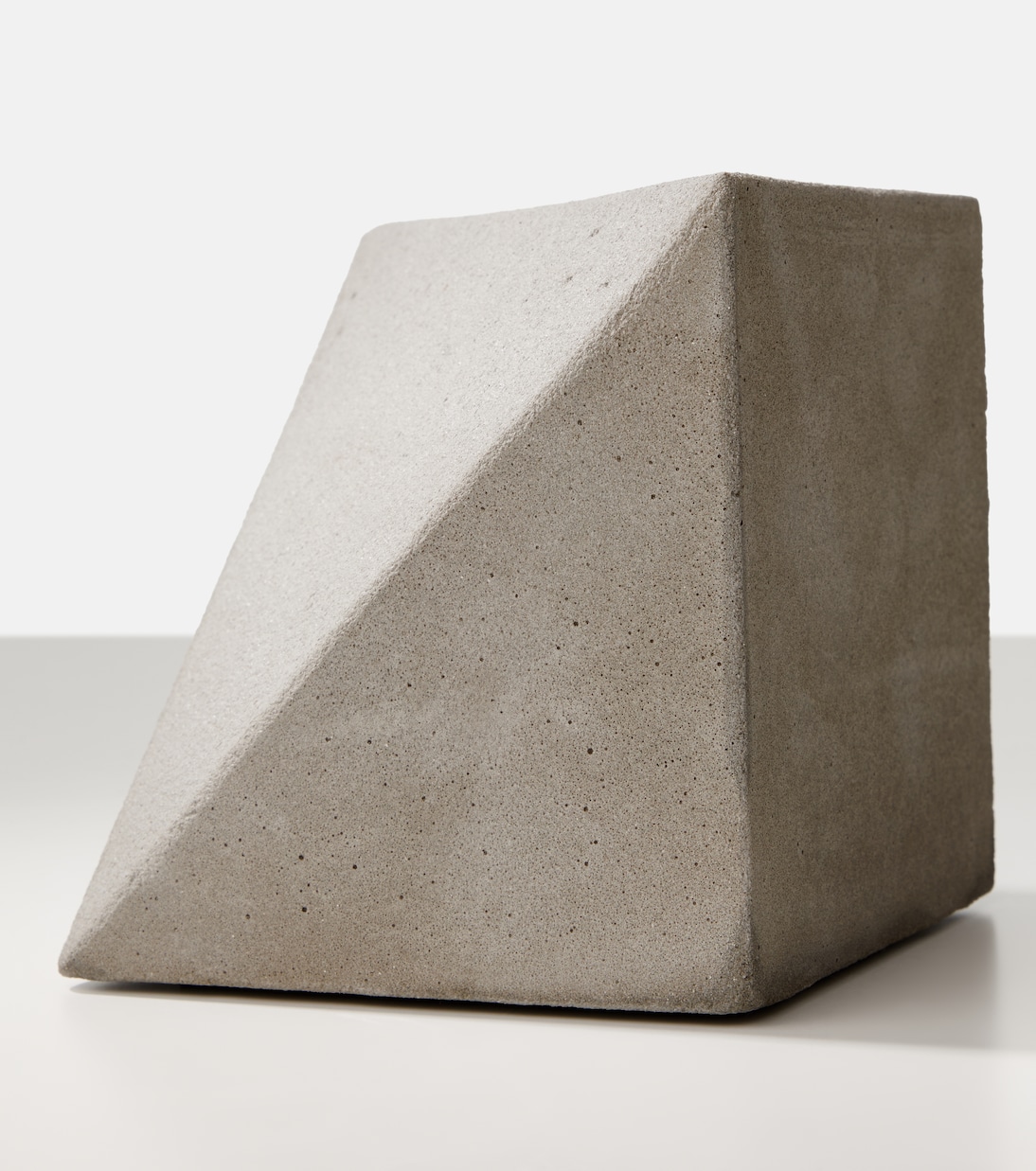 Concrete bookend | Michaël Verheyden