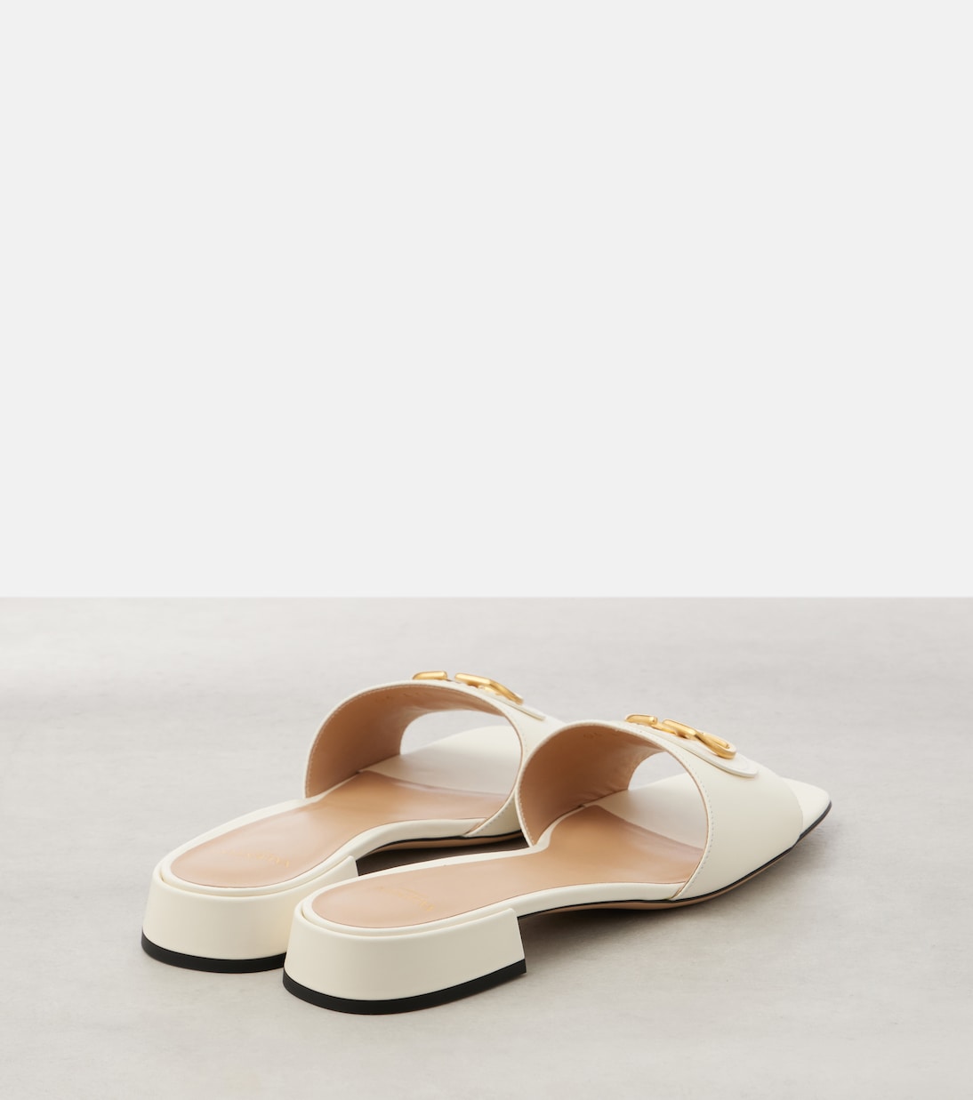 Scarpe comode in pelle con logo V di Valentino Garavani per stile giovane