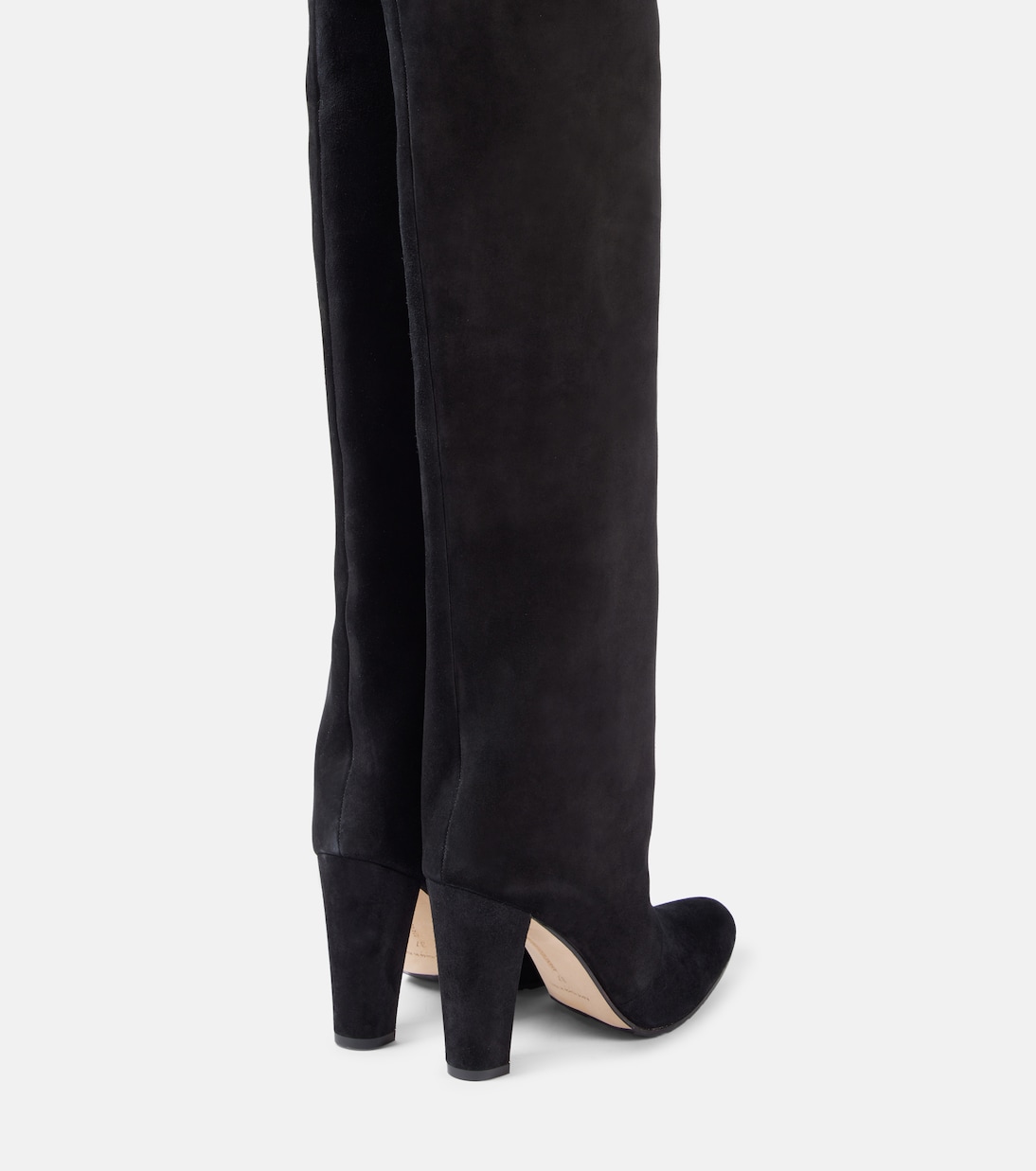 Stivaletti alti alla coscia in suede Gardahi 105 di Manolo Blahnik, stile giovane e trendy