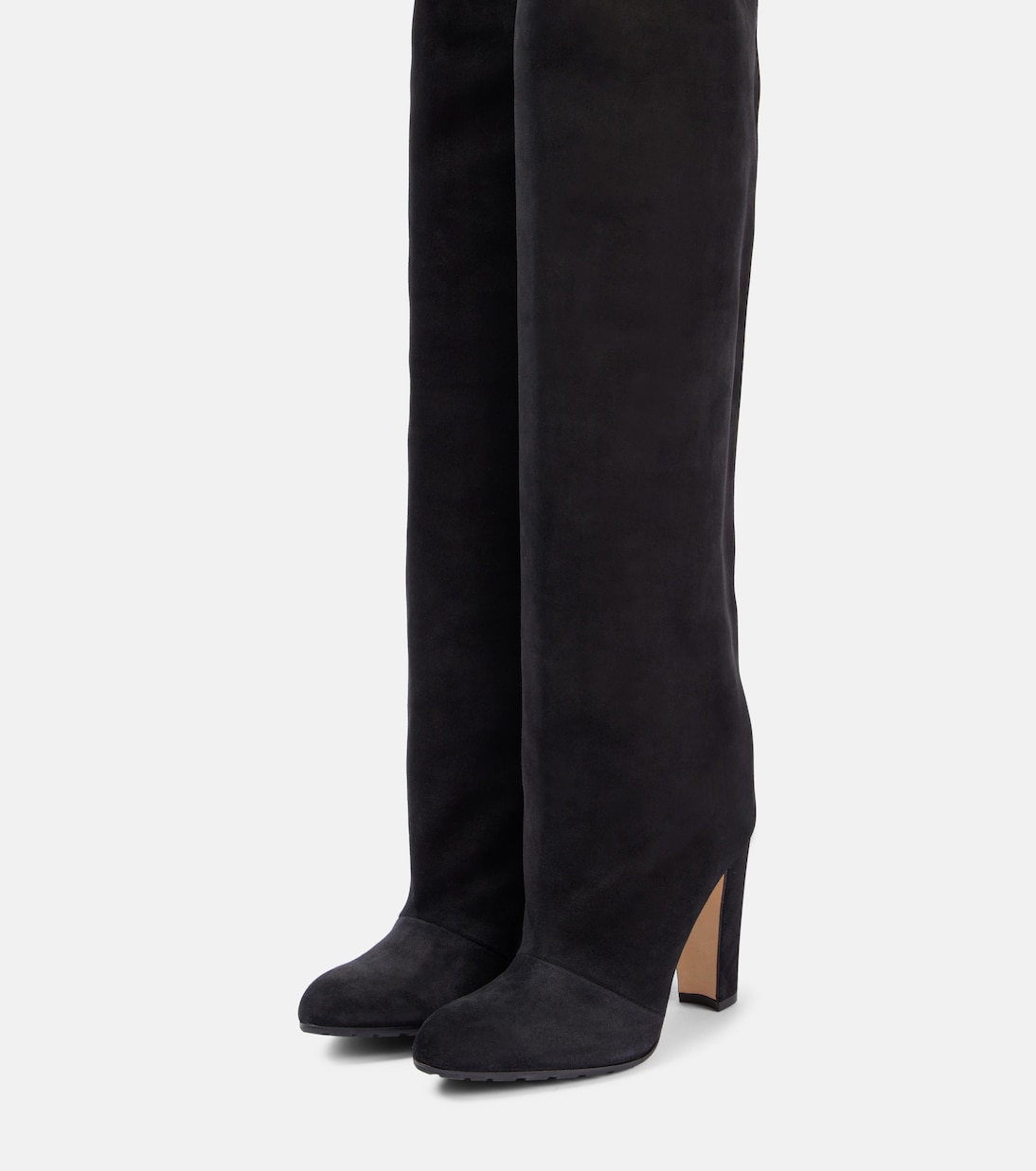 Stivaletti alti alla coscia in suede Gardahi 105 di Manolo Blahnik, stile giovane e trendy