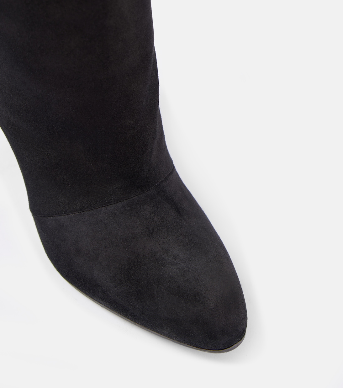 Stivaletti alti alla coscia in suede Gardahi 105 di Manolo Blahnik, stile giovane e trendy