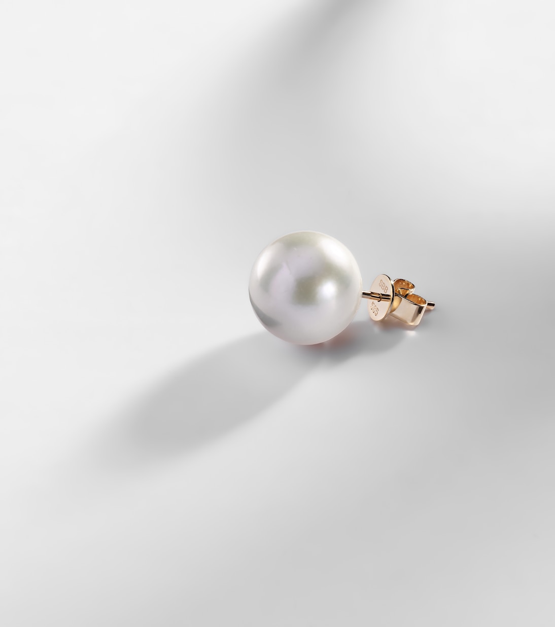 14kt gold single earring with freshwater pearl | Sophie Bille Brahe