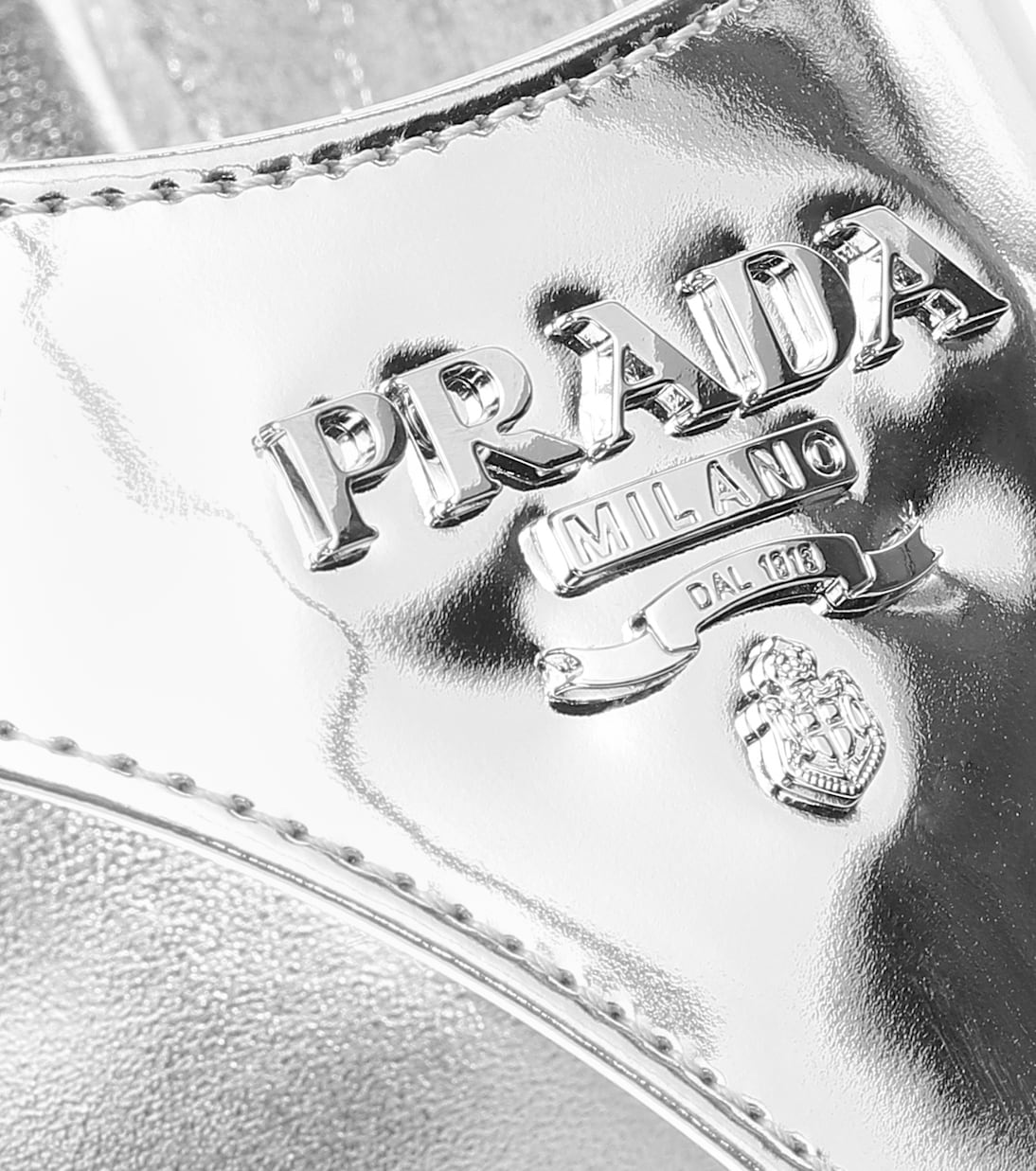 Sandali infradito in pelle metallizzata | Prada