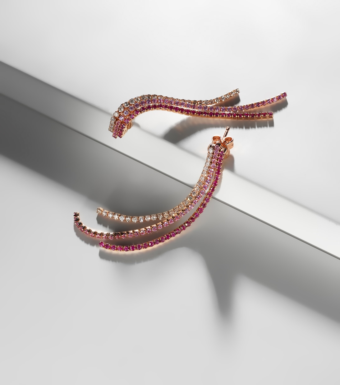 Boucles d’oreilles Triple Thread en or rose 18 ct, rubis, saphirs roses et diamants | Shay Jewelry