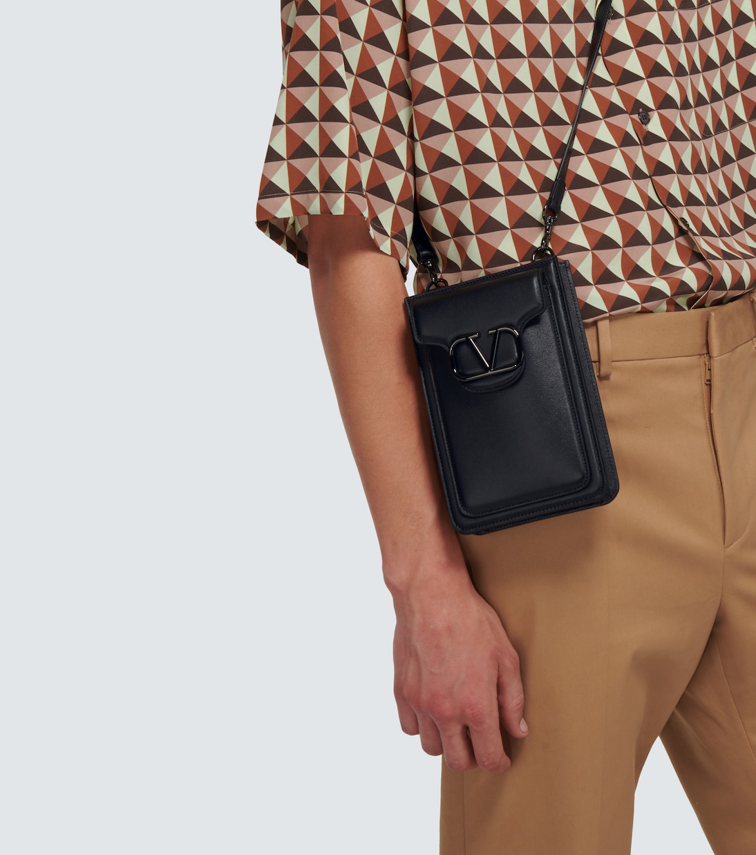 Pochette VLogo en cuir | Valentino Garavani