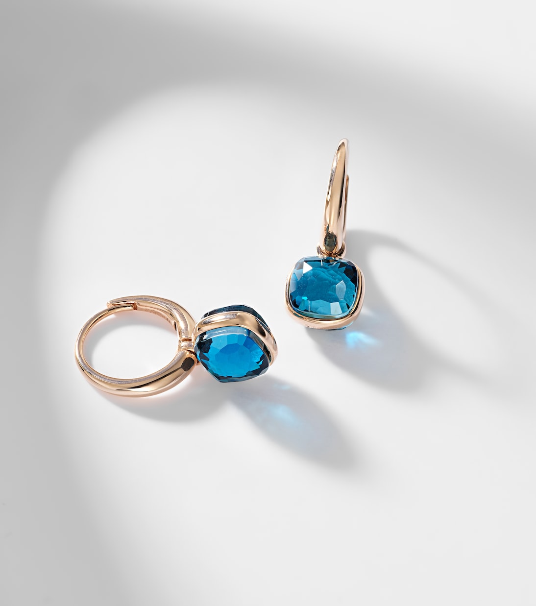 Boucles d'oreilles Nudo Mini en or rose 18 ct et topazes | Pomellato