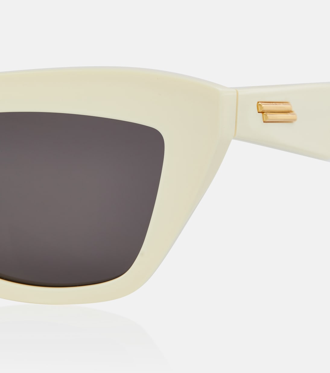 Occhiali da sole Bottega Veneta stile cat-eye in acetato per un look giovane e trendy