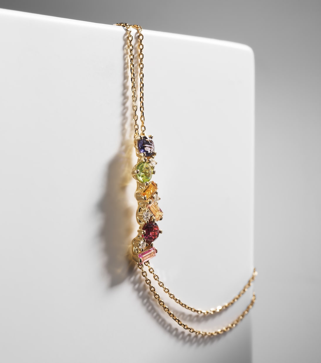Bracciale regolabile in oro 14kt con pietre preziose, design moderno per giovani