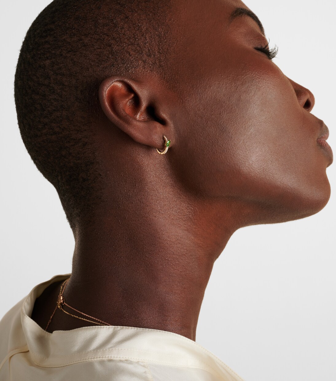 Boucle d'oreille unique en or 14 ct, diamants et grenat vert | Roxanne First