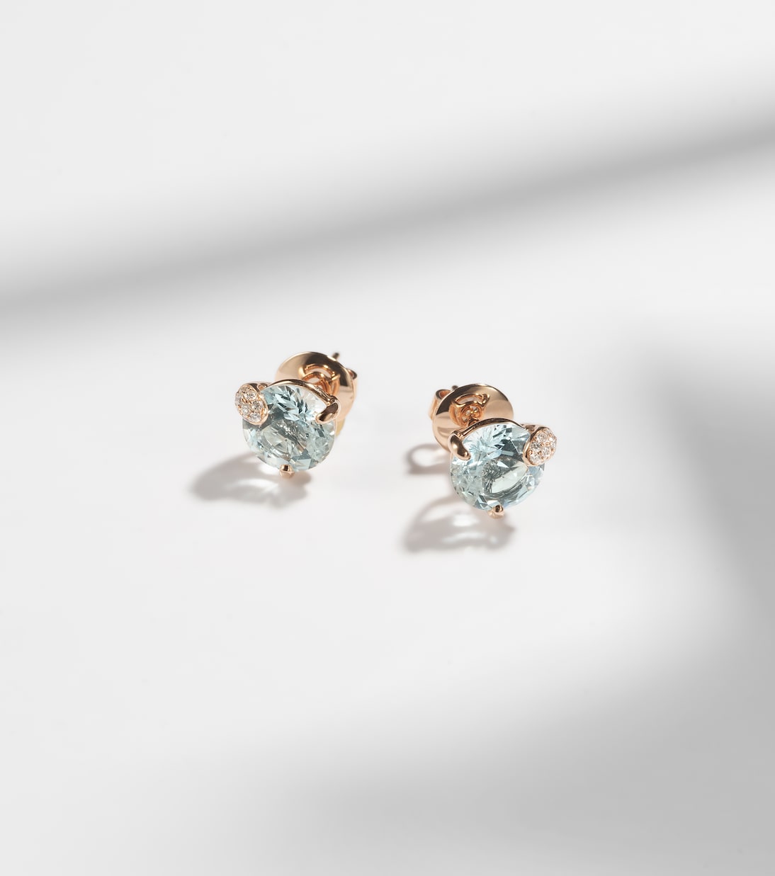 Orecchini in oro rosa 18kt con acquamarina e diamanti, gioielli eleganti per giovani di BUCHERER