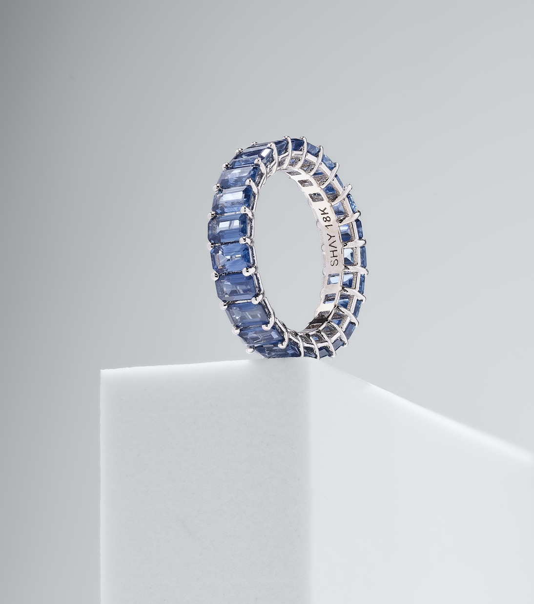 Bague Eternity en or blanc 18 ct et saphirs | Shay Jewelry