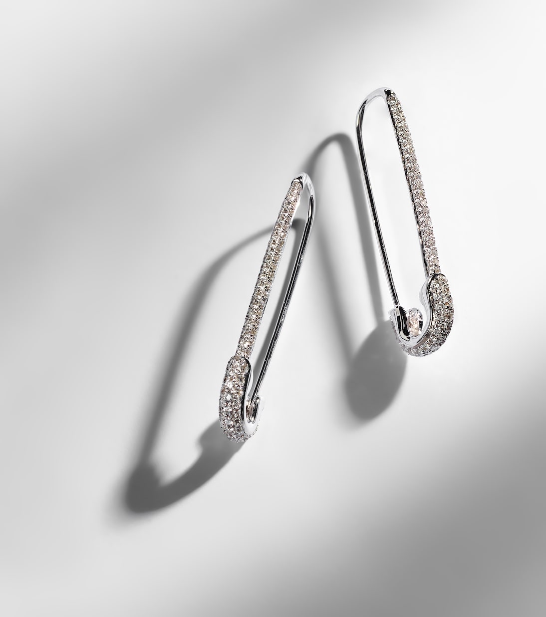 Orecchini Extra Large Safety Pin in oro bianco 18 kt con diamanti | Anita Ko