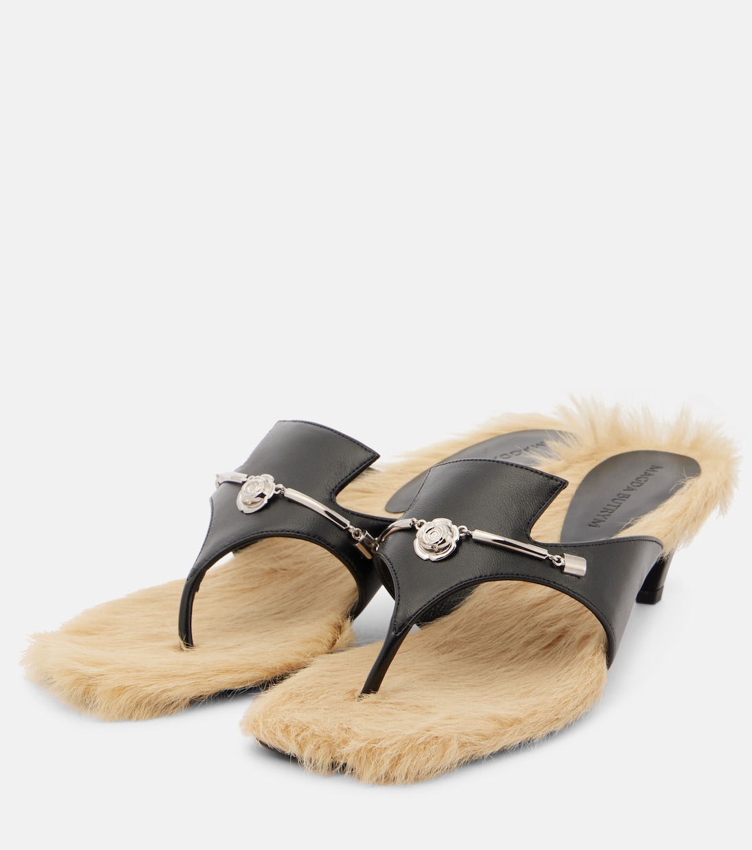 Sandali in pelle con rifiniture in shearling per uno stile giovane e moderno