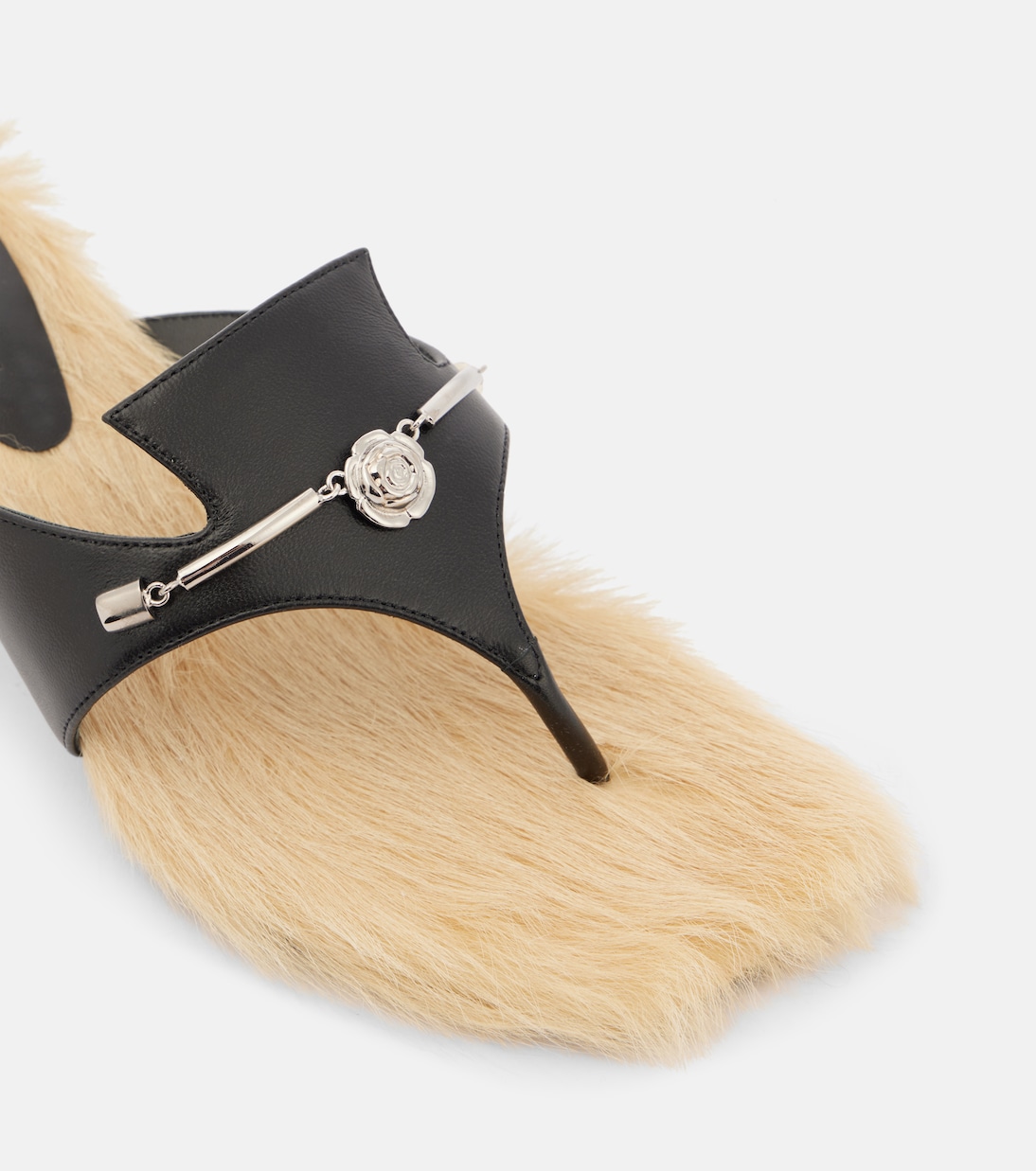 Sandali in pelle con rifiniture in shearling per uno stile giovane e moderno