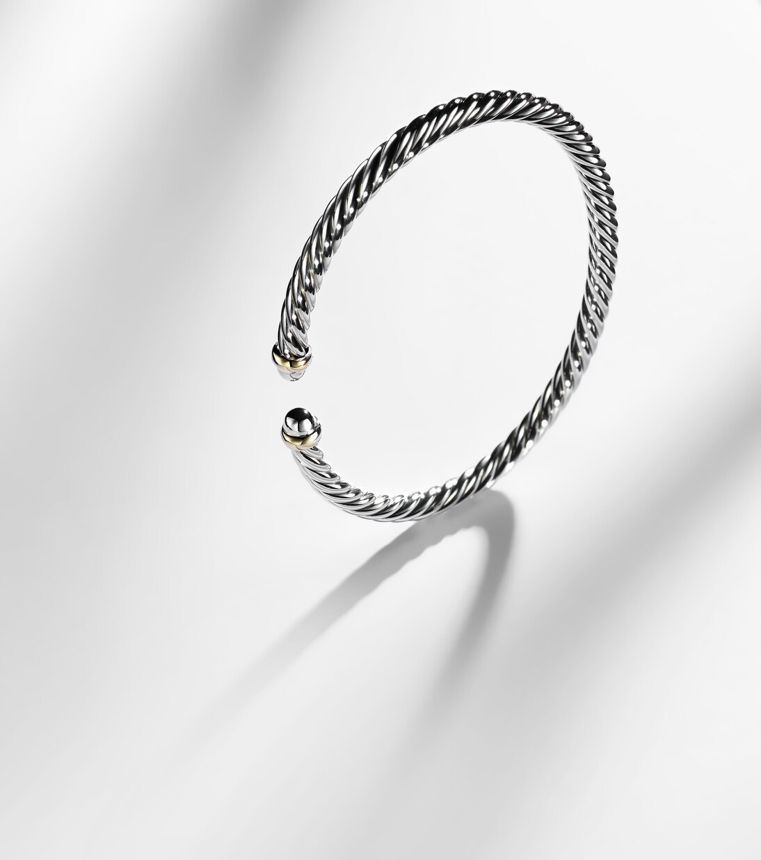 Bracciale moderno in argento sterling e oro 14kt con design flessibile, perfetto per giovani alla moda.