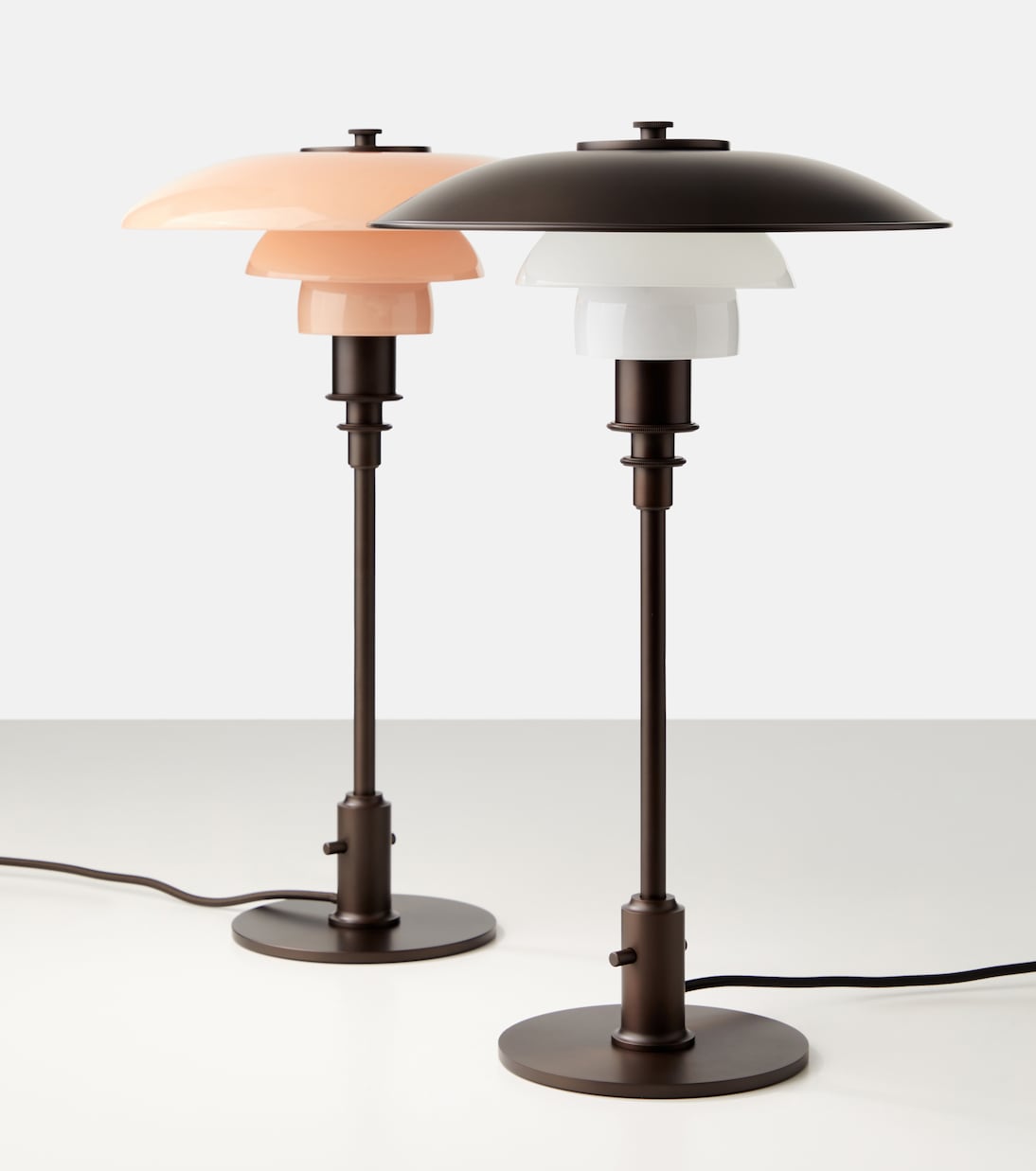 Lámpara de mesa PH 3/2 por Poul Henningsen (enchufe EU) | Louis Poulsen