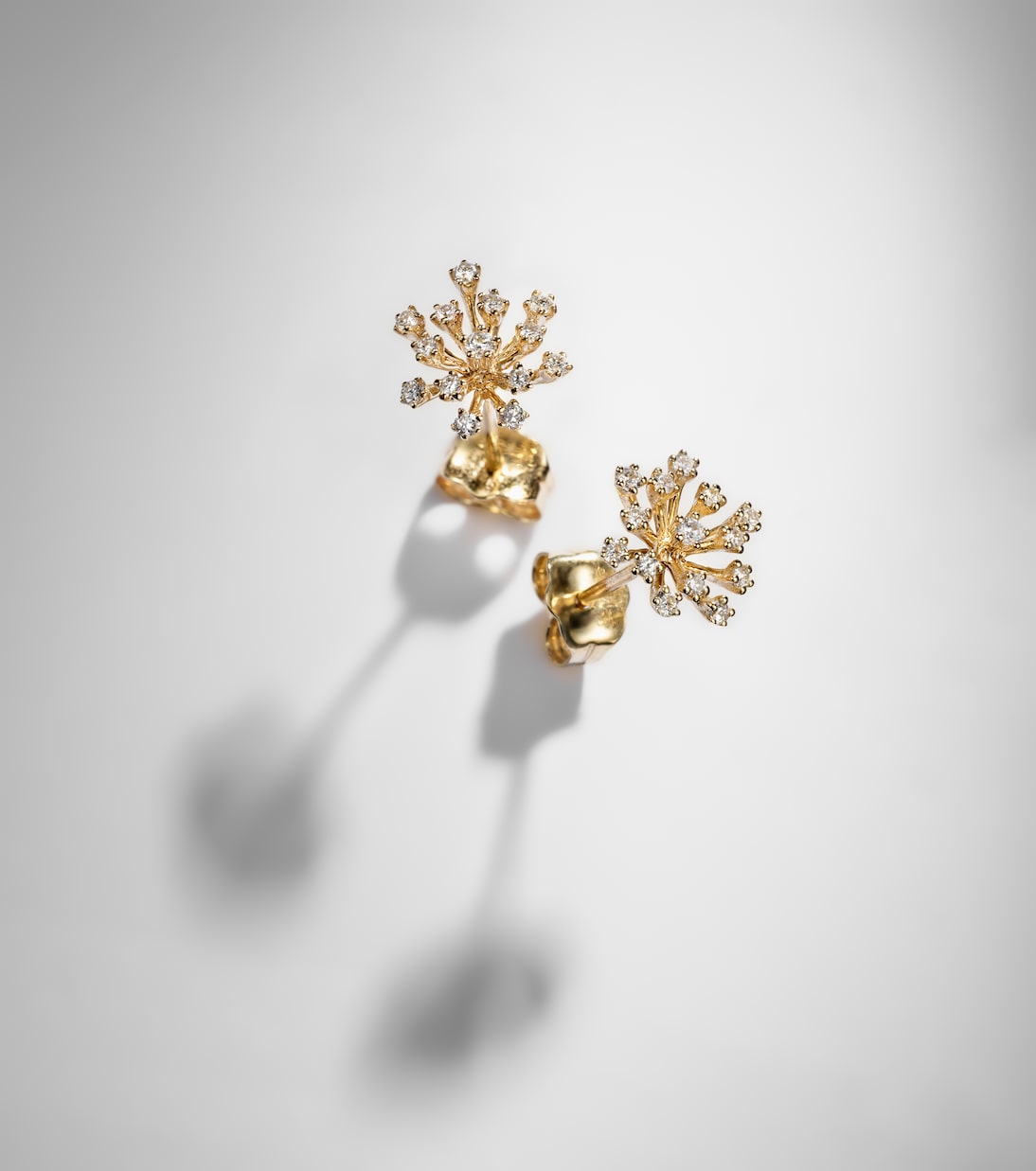 Ohrringe Burst Small aus 14kt Gelbgold mit Diamanten | Sydney Evan