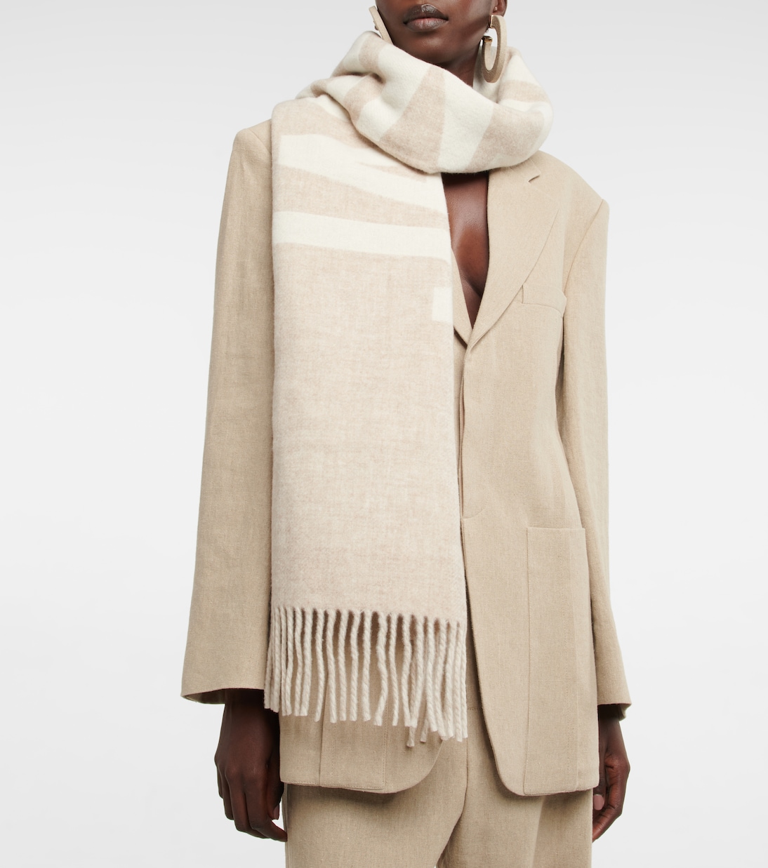 Sciarpa Jacquemus in lana vergine jacquard per uno stile giovane e trendy