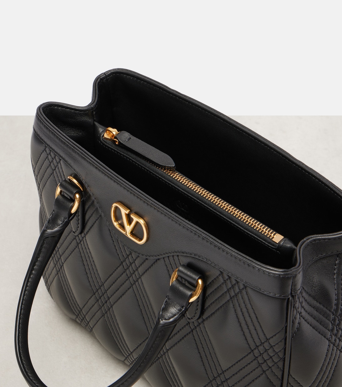 Tote Quiltie 67 Small aus Leder | Valentino Garavani