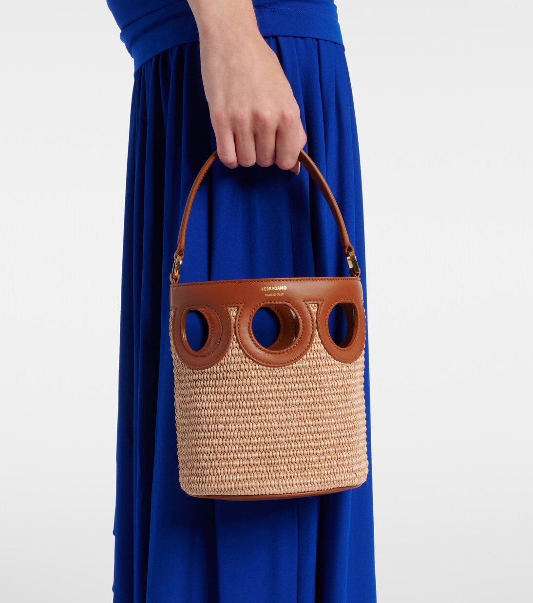 Ganci Frame S号酒椰叶纤维水桶包 | Ferragamo